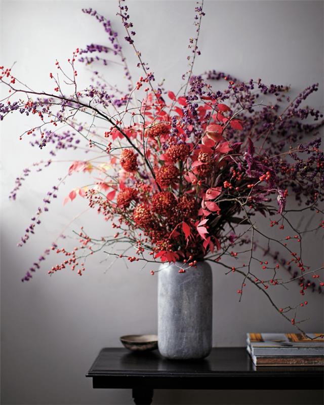 Kuivattujen kukkien koristelu punainen ja violetti