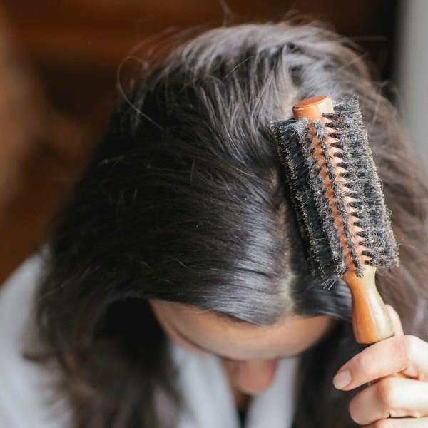 Tee oma kuiva shampoo raikastamaan likaiset hiukset