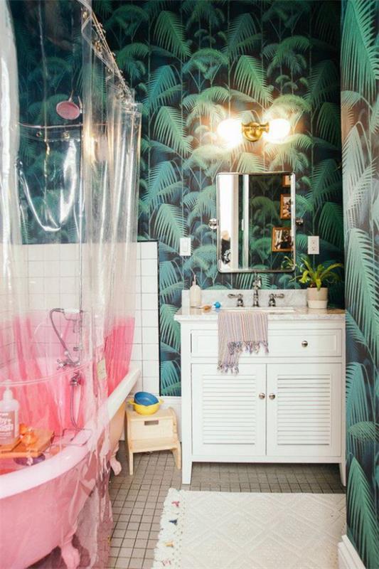 Trooppinen sisustus kylpyhuoneessa Eksoottisuus kylpyamme kylpyamme verho valaistus seinävalaisin peili kuvioitu tapetti