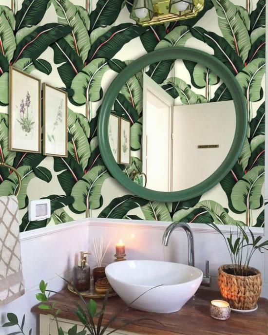 Trooppiset kylpyhuoneen koristeet tapetti rehevä palmu lehdet pyöreä peili pesuallas puu bambu kori