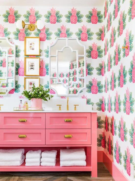 Trooppinen kylpyhuone sisustus tapetti kuvio ananas lehdet eksoottinen näyttää peilikuvat vaaleanpunainen kaappi valkoinen kylpypyyhkeet