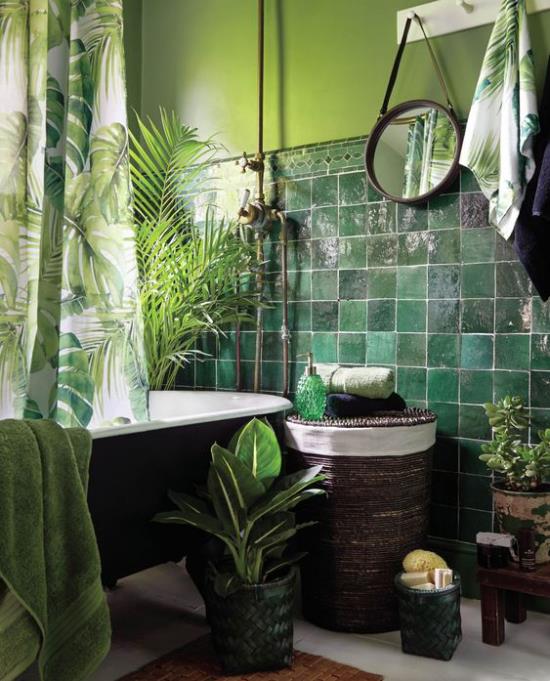 Trooppinen koristelu kylpyhuoneessa vihreät laatat kylpyammeet kääpiö taatelipalmu rahapuu pieni pyöreä seinäpeili pajukori