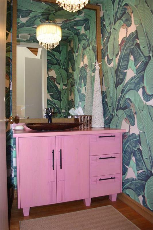 Trooppinen koriste kylpyhuoneessa vaaleanpunainen vaatekaappi seinävaatteet eksoottisia kuvioita riippuvalaisimet, jotka sopivat valaistuspeileihin