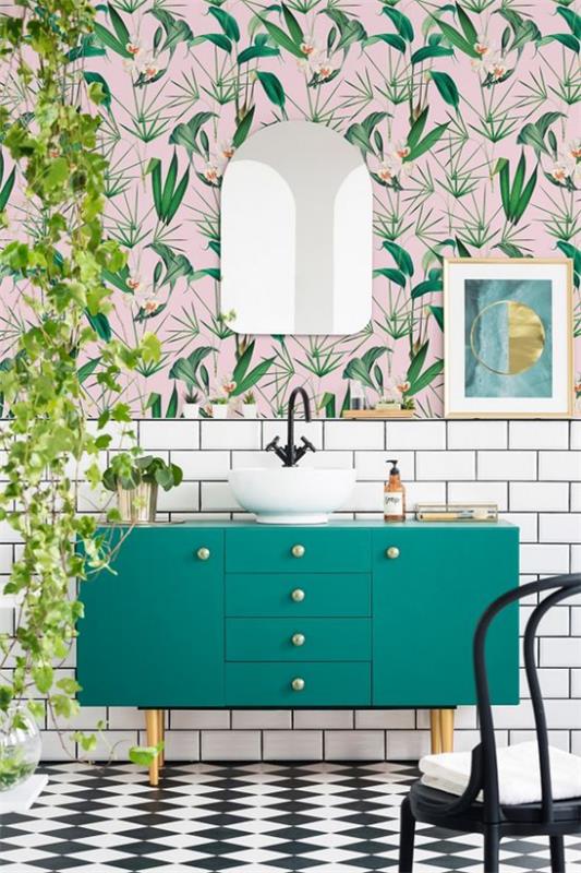 Trooppinen koriste kylpyhuoneessa tyylikäs sisustus tunnelmallinen tapetti vihreä kasvi peili turhamaisuus mustavalkoiset lattialaatat