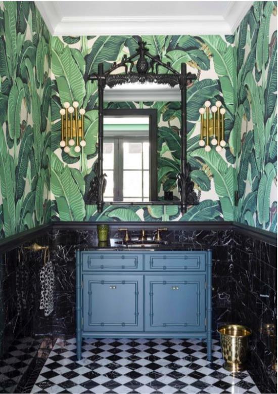 Trooppinen koriste kylpyhuoneessa kauniit sisustustyyliset seinämaalaukset suuret eksoottiset lehdet turhamaisuus tummansinisissä messinkikorostuksissa