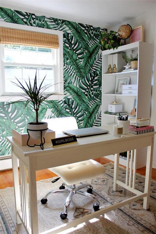 Trooppinen sisustus kotitoimistossa aksentti seinäikkuna kirjoituspöytä toimisto nojatuoli hylly ruukkukasvi vaalea matto