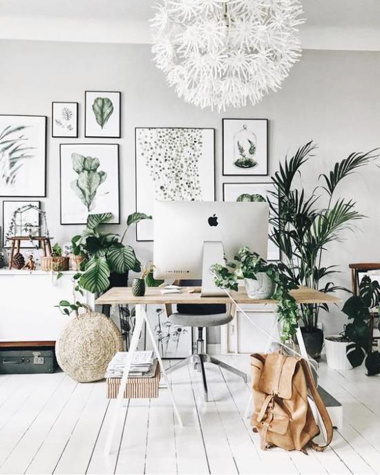 Trooppinen sisustus kotitoimistossa Vihreä ja valkoinen täydellinen väriyhdistelmä valkoiset huonekalut, riippuvalaisin, vihreät kasvit, julistereppu vaaleanruskeasta nahasta