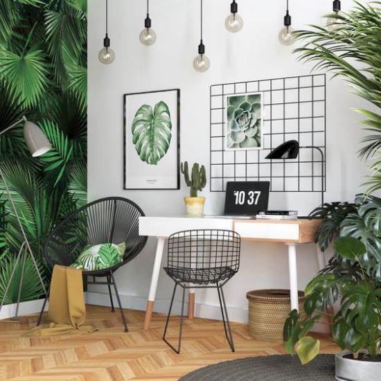 Trooppinen sisustus kotitoimistossa yksinkertaiset toimistokalusteet vasen aksentti seinä oikea vihreä ruukkukasvi juliste kuva mehikasveista