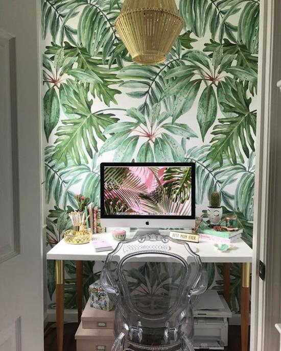 Trooppinen sisustus kotitoimistossa pieni työkulma kapealla aksentti -seinällä trooppinen kuvio tapetti PC toimii luovasti ja keskittyneesti