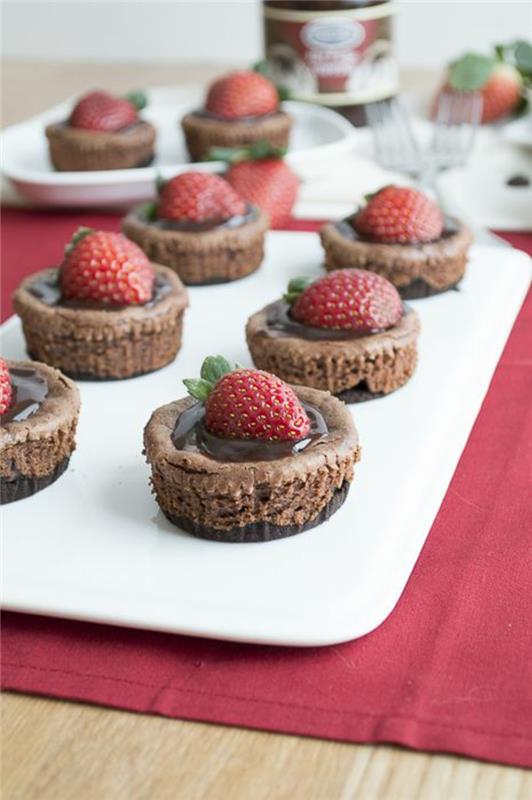 Tart -aikaiset cupcakes -reseptit Suklaamuffinsseja mansikoilla