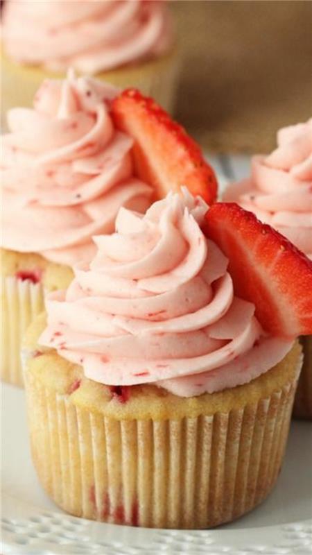 Tart -aikaiset cupcakes -reseptit mansikoilla ja kermavaahdolla