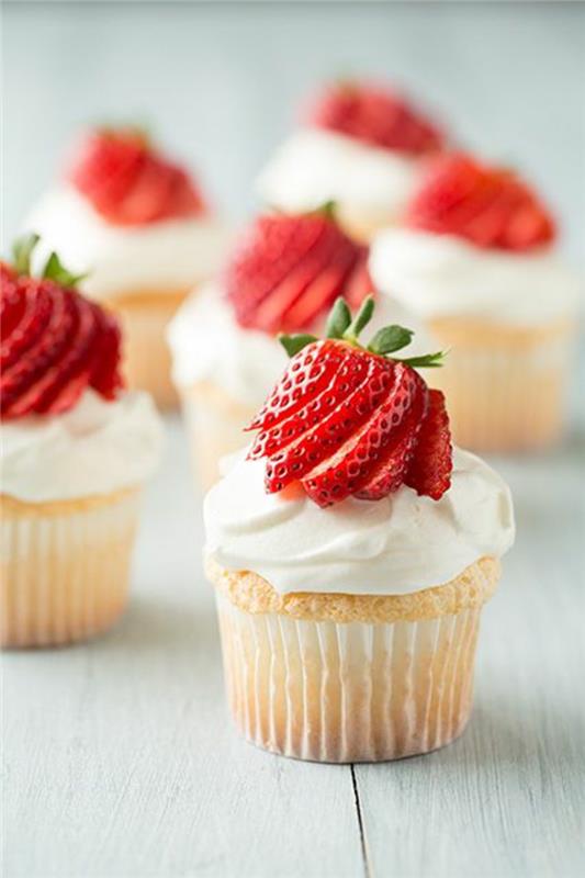 Tart aikaa pieniä pääsiäiskakkuja Cupcakes reseptejä mansikoita