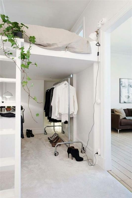 Tumblr -huone, jossa parvisänky avoimen kaapin makuuhuoneen suunnittelu