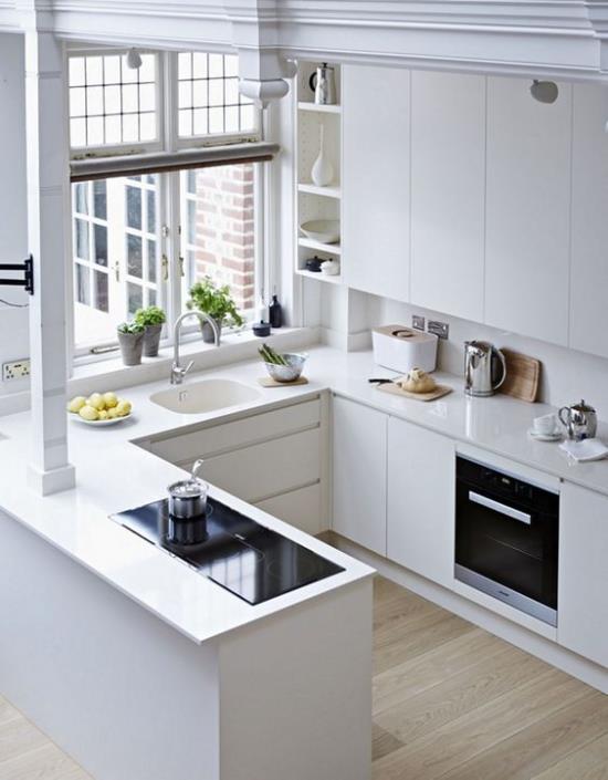U-keittiön suuri ikkuna, jossa on paljon päivänvaloa, täydellinen keittiön muotoilu valkoisessa puhtaudessa ja järjestyksessä