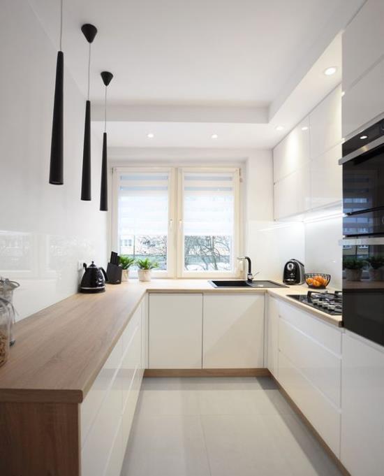 U-keittiö täydellinen keittiön muotoilu Valkoinen hallitsee kolmea riviä kulmayhteydessä olevia riippuvalaisimia kohdevalaisimet sisäänrakennetut keittiölaitteet