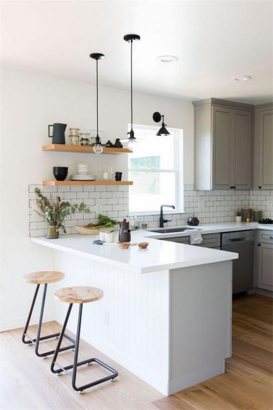 Maanalainen keittiö valkoinen metrolaatat valkoinen työtaso puinen jakkara ja metalli avoimet hyllyt houkutteleva huoneen suunnittelu
