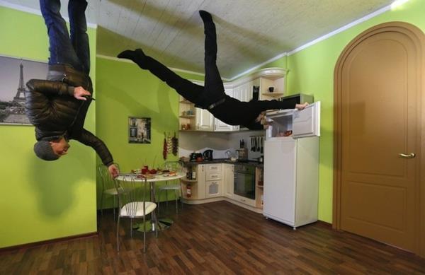 Käänteinen talo Venäjällä keittiö katto puu