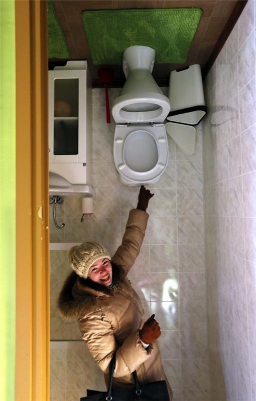 Käänteinen talo Venäjällä wc -wc -pesuallas