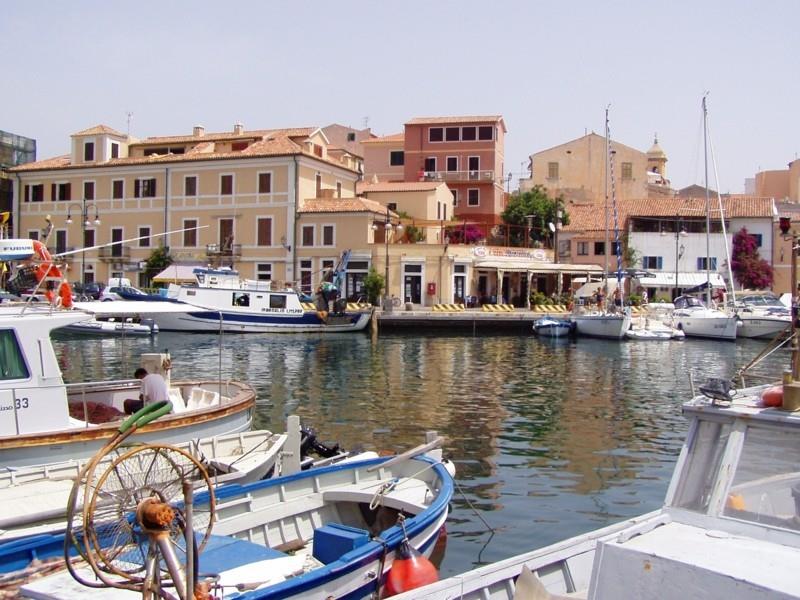 Loma Sardinia kesälomamatkakohde Italia La Maddalenan satama