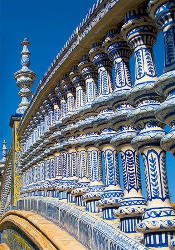 Holiday Etelä -Espanja Sevillan silta kaide valkoinen sininen koriste