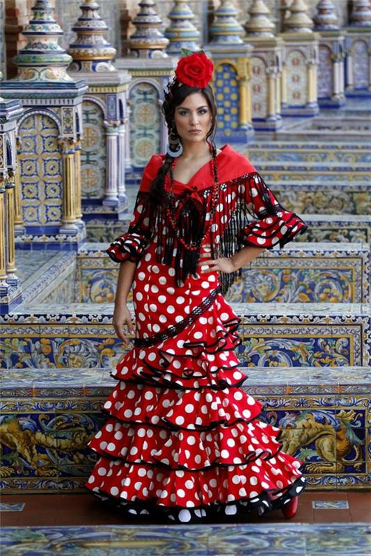 Loma Etelä -Espanjassa flamenco -tanssijan perinteinen mekko