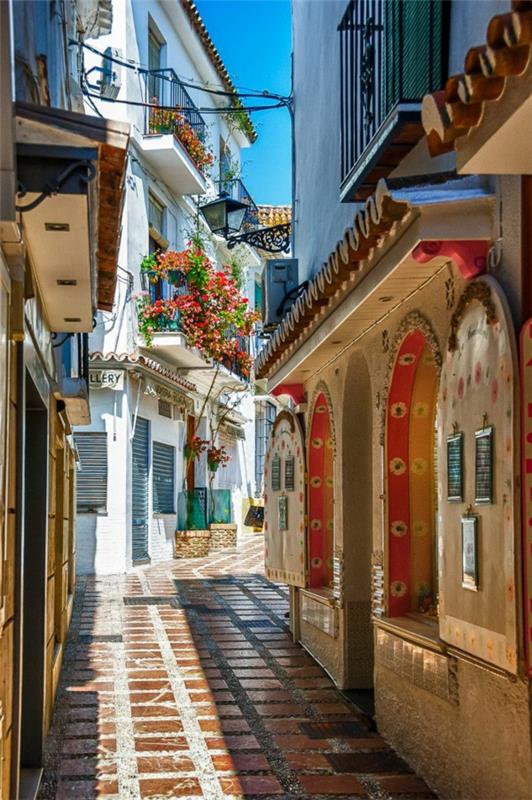 Lomat Etelä -Espanjan marbella kaduilla talot kirkkaita värejä