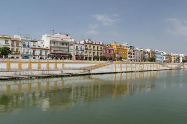 Loma Etelä -Espanja Sevillan rannikko meren väriset rakennukset