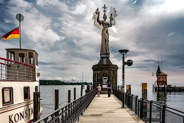 Lomat Constancessa - Bodenjärven suurimman kaupungin tunnusomaiset kohteet, Bodenjärven imperia -patsas