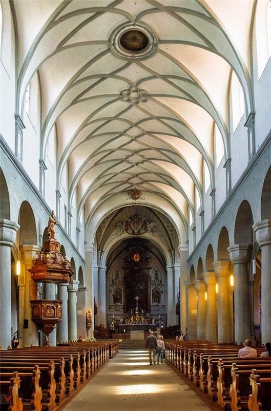 Lomat Bodenissa - Bodenjärven suurimman kaupungin ominaispiirteet Minster katedraali puinen katto sisustus