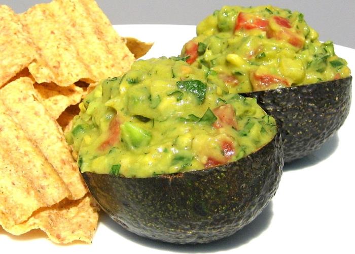 Vegaaninen guacamole levittää kaksi