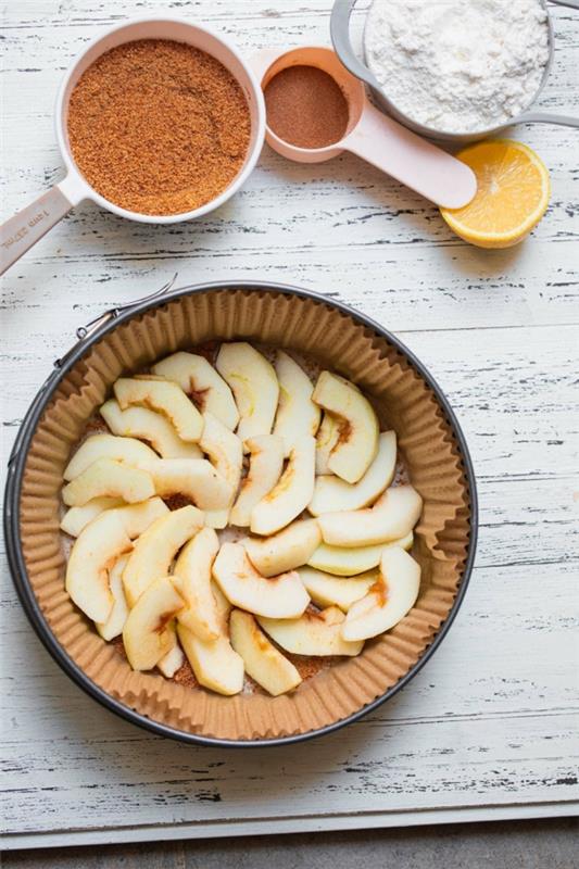 Vegaanisen omenapiirakan reseptin valmistelu