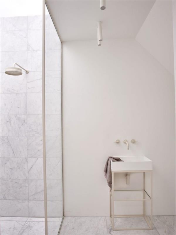Viktoriaaninen kaupunkitalo Lontoossa remontoitu minimalistinen kylpyhuone, korkealaatuinen marmorilasiovi