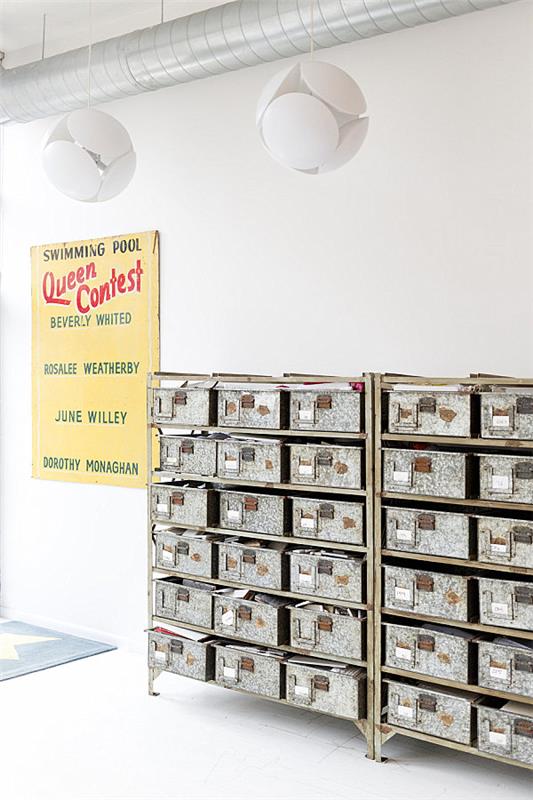 Vintage -organisaatiotyylin idea hyllyt laatikot kotitoimisto