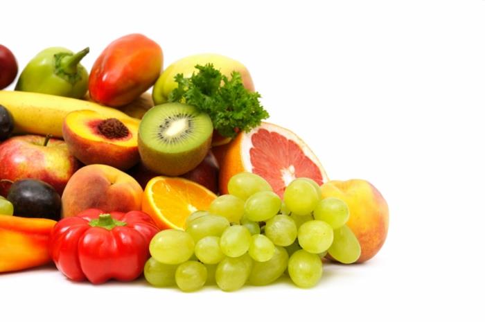 Vitamiinitabletit vitamiinit terveellinen ruoka tuoreet hedelmät ja vihannekset