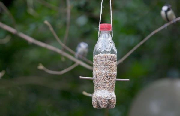 Lintujen syöttölaitteet rakentavat oman muovipullon lintujen sauvoista