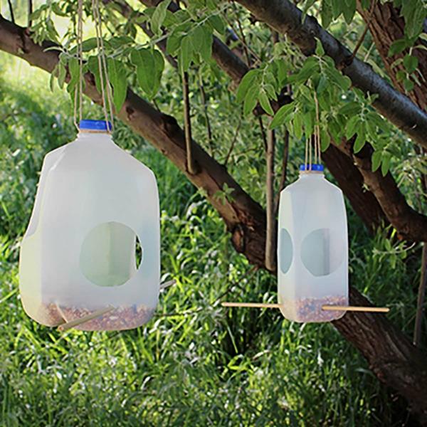 Rakenna itse lintujen syöttölaitteita Kierrätä muovipullot