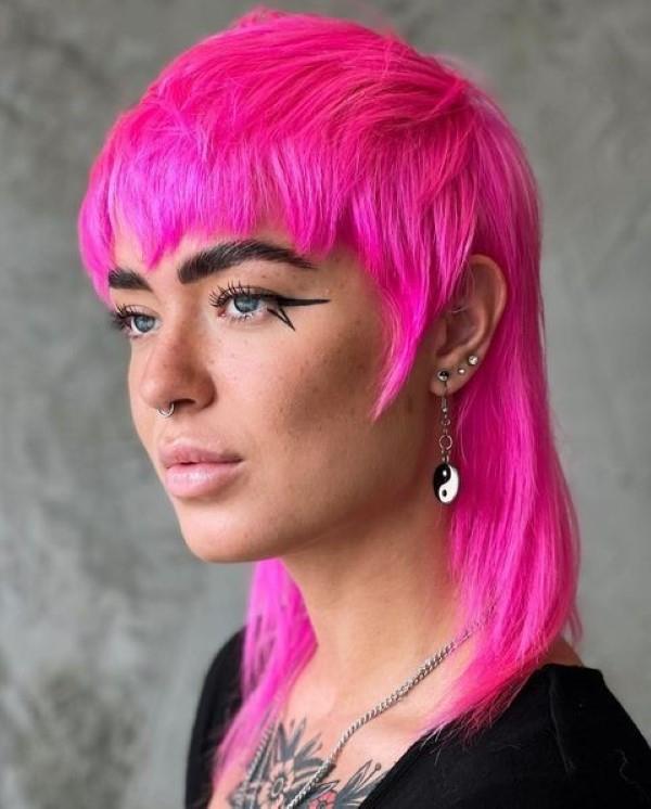 Mullet -kampaus - retro -kampaus pysyy erittäin trendikkänä luonnonvaraisen vaaleanpunaisena vuonna 2021