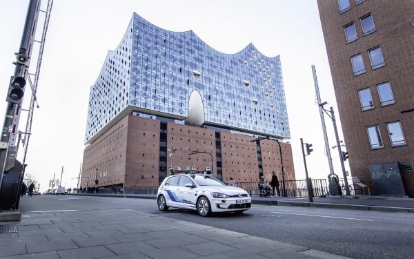 Volkswagen testaa itse ajavia autoja Hampurin kaduilla - autonomiset autot tulevat Saksaan