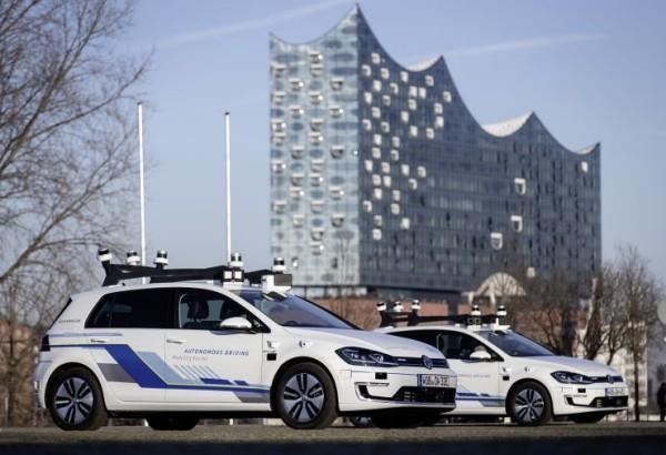 Volkswagen testaa Hampurin kaduilla pysäköityjä ja odottavia itseohjautuvia autoja