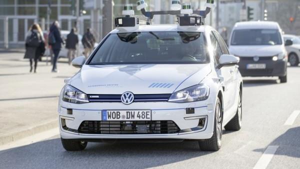 Volkswagen testaa jo itseohjautuvia autoja Hampurin kaduilla