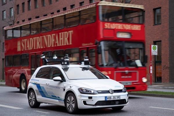 Volkswagen testaa itseohjautuvia autoja kaduilla Hampurin itseohjautuvilla kaduilla