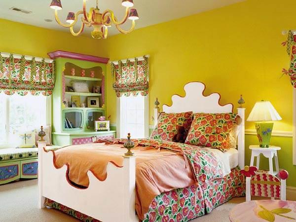 Seinän värit makuuhuoneessa keltainen kattokruunu naisellinen