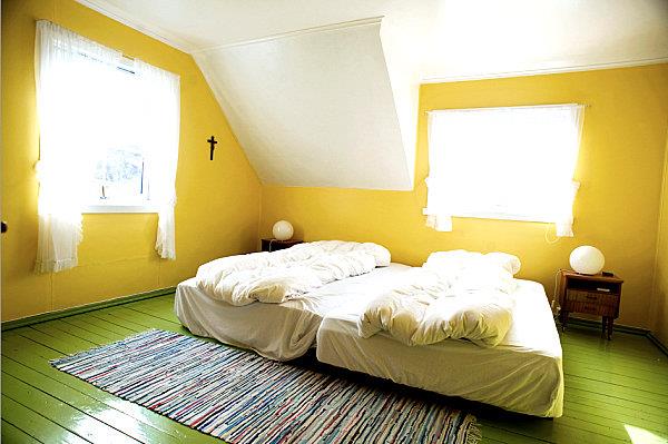 Seinän värit makuuhuoneessa keltainen auringonvalo ullakolla