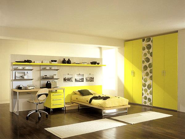 Seinän värit makuuhuoneessa, sisäänrakennettu keltainen patja vaatekaappi