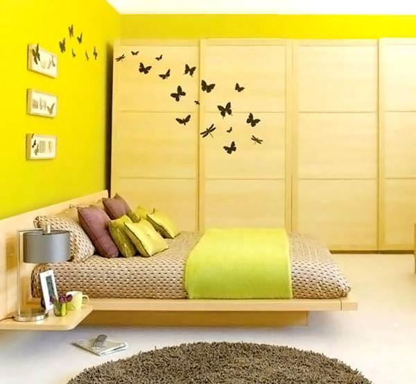 Seinävärit makuuhuoneessa kirkkaan keltaisia ​​perhosia
