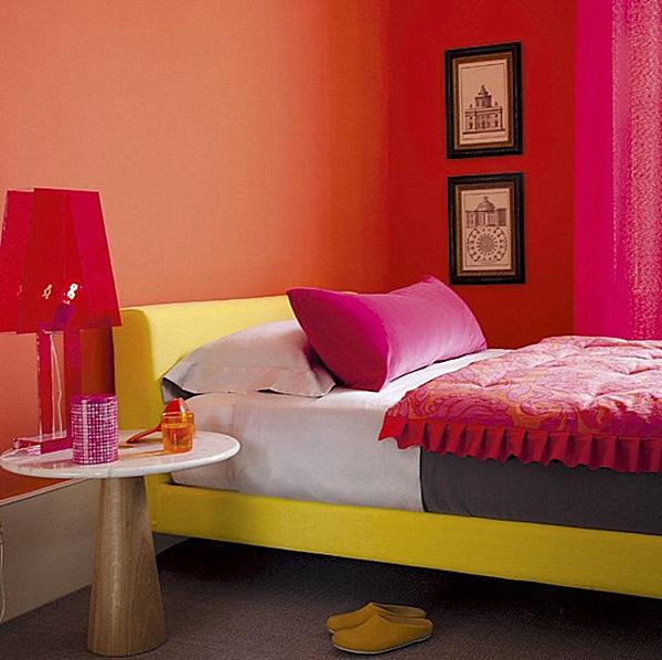 Seinävärit makuuhuoneessa kirkkaat vuodevaatteet tyynyt keltainen sängynrunko