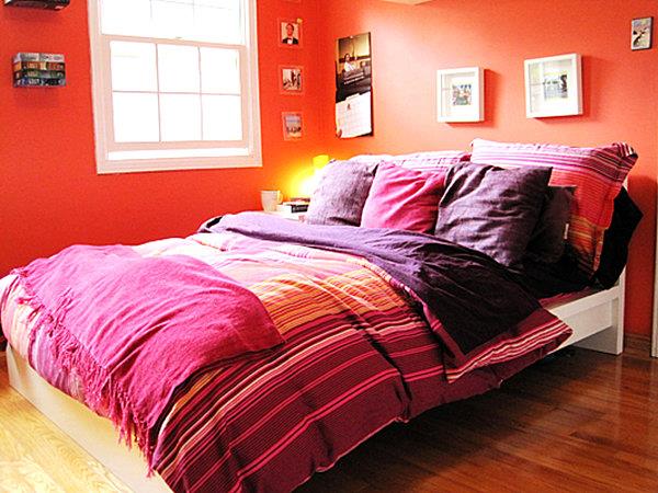 Seinävärit makuuhuoneessa oranssi violetti vaaleanpunainen vuodevaatteet