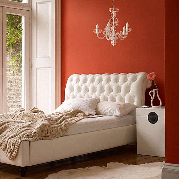 Seinän värit makuuhuoneessa oranssi seinä verhoiltu valkoinen pääty