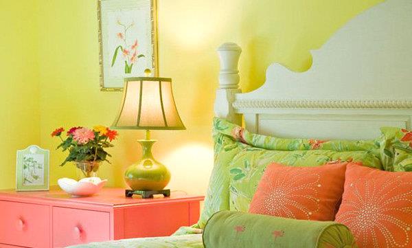 Seinävärit makuuhuoneessa leikkisä iloinen muotoilu keltainen vihreä oranssi
