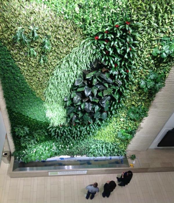 Seinäkoriste jättää vihreät kasvit valaistuslamppuihin